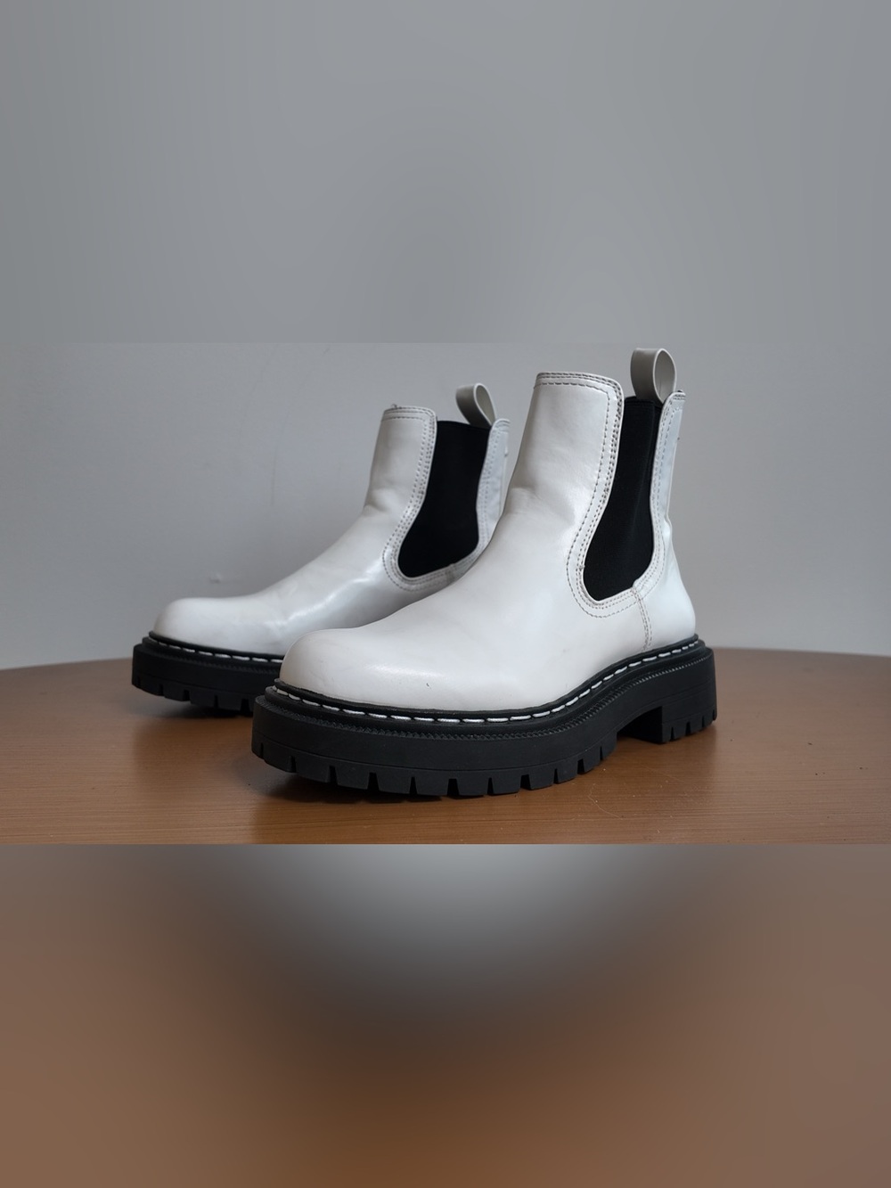 Circus by Sam Edelman Womens White Leather Chelsea Boots Chunky Lug Size 7.5